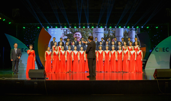 黃美珍、魏明政與華東分院合唱團(tuán)在高大陸的指揮下唱響新能源.jpg