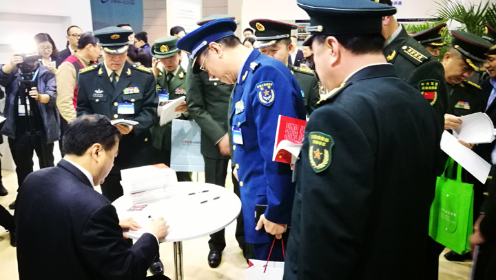 1493793007850200.jpg 5趙振元同志向參會(huì)代表簽字贈(zèng)書(shū).jpg