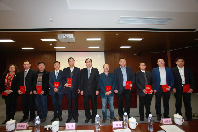 21-十一科技股份公司執(zhí)行班子成員何平、王明云、王毅勃、孫明、白焰、余才志、王利、萬里浪、季超、姚紅親切合影.jpg
