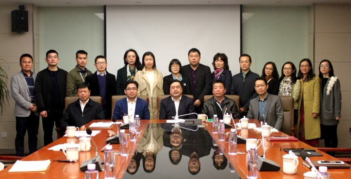 1496504418746193.jpg 3-趙振元同志與參會干部親切合影.jpg