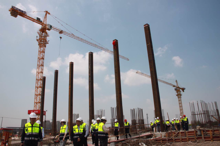 1496507225116844.jpg 5-與會領(lǐng)導參觀華力工地.jpg