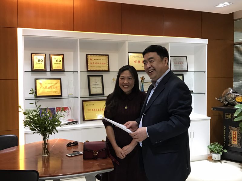 1496507366403025.jpg 5-趙振元同志和西安交大應(yīng)聘者劉翠娜親切交流.jpg