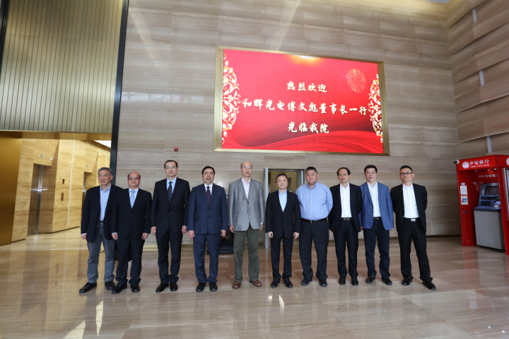 2-趙振元董事長、白焰高級副院長與傅文彪董事長、卞家駿總裁一行親切合影.jpg