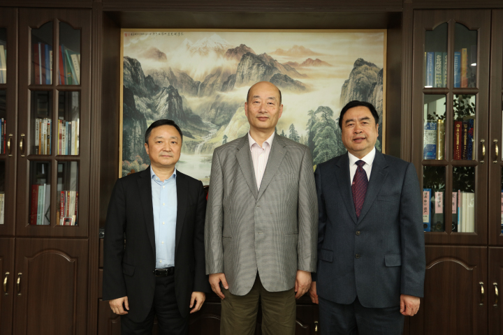 4-趙振元董事長與傅文彪董事長、卞家駿總裁在趙振元同志的辦公室親切合影.jpg