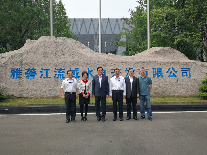 1-趙振元董事長(zhǎng)一行與雅礱江祁寧春總經(jīng)理、吳世勇副總經(jīng)理、戰(zhàn)略發(fā)展部副主任周永與親切合影.jpg