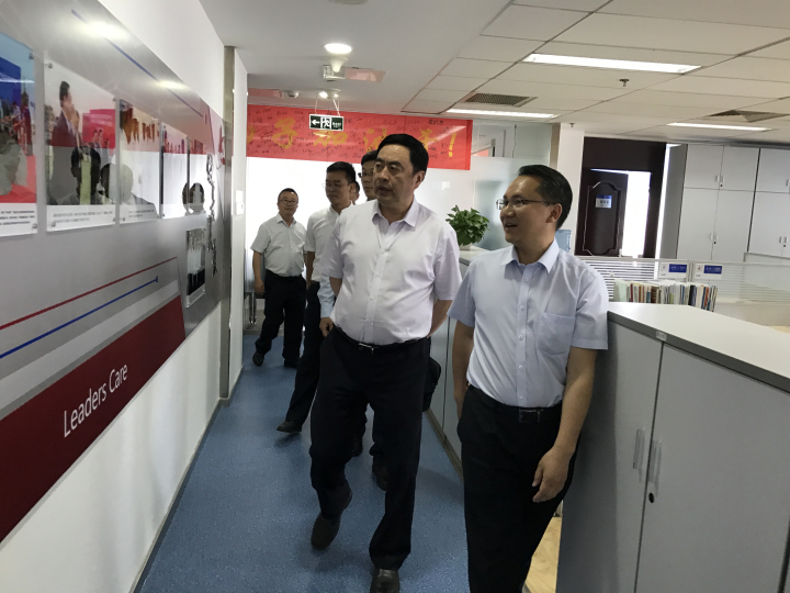 11-趙院長(zhǎng)同志參觀天津分院辦公室，并親切看望分院的同志們.jpg